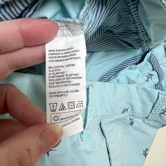 Izod Saltwater Stretch Men’s Chino Shorts Size 32 Blue Allover Swordfish Print - Picture 2 of 5